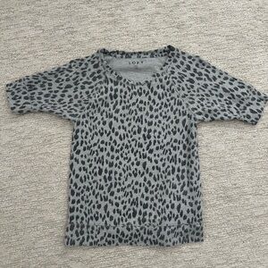 🐆 LOFT Gray Leopard Print Short Sleeve Sweater Tee - XS - Chic & Comfy! 🖤